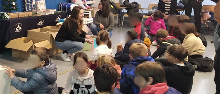 Menores de la Comunidad Valenciana recibiendo los regalos solidarios gracias a la iniciativa de Meridiano Seguros