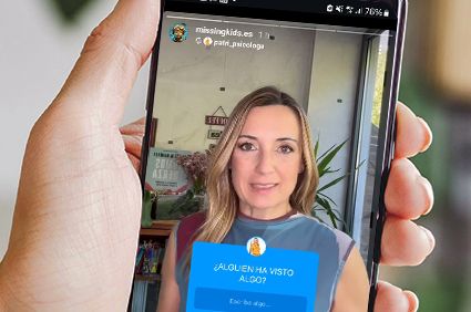 Móvil con influencer