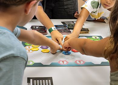 Niños y niñas jugando con un juego de mesa