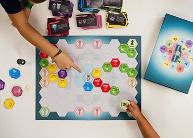 Niños y niñas con un juego de mesa