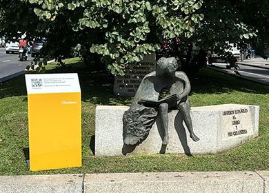 Estatua con peana en Madrid