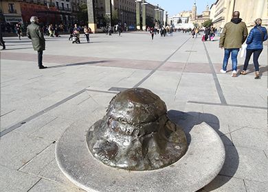 Estatua sin niños en Zaragoza