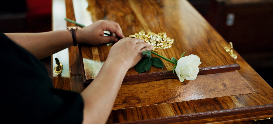 El significado de los arreglos florales en los funerales