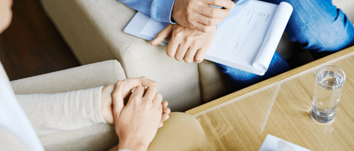 detalle de manos en una situación de trámites