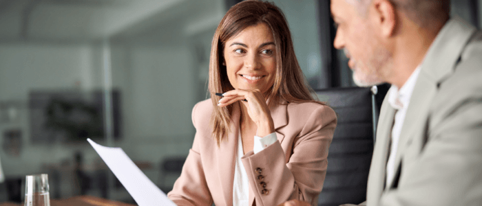 dos personas con papeles