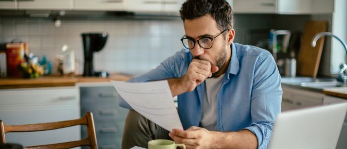hombre viendo un documento en una cocina