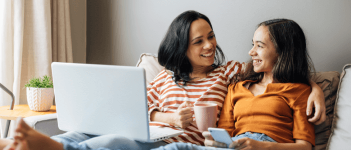 madre e hija conversando
