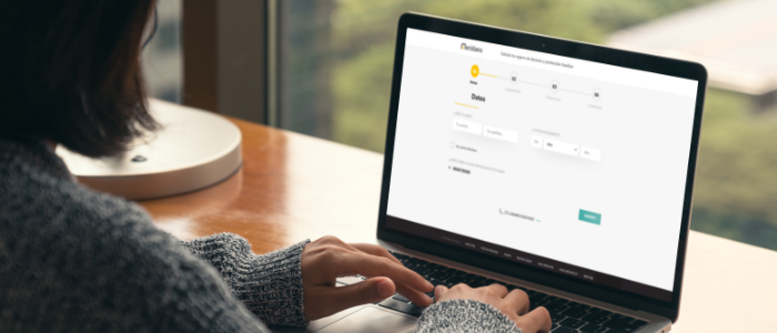 mujer con ordenador calculando seguro de decesos