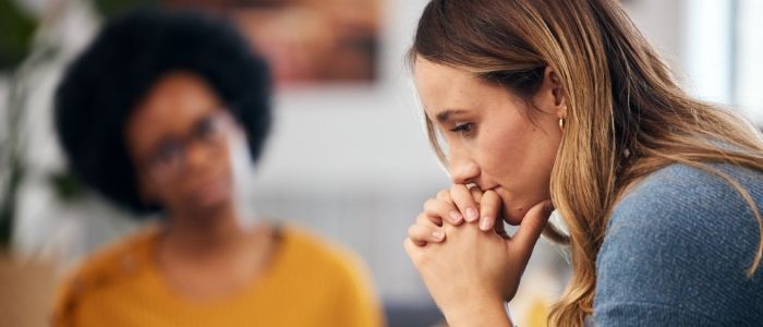 mujer pensativa cuidando su salud emocional