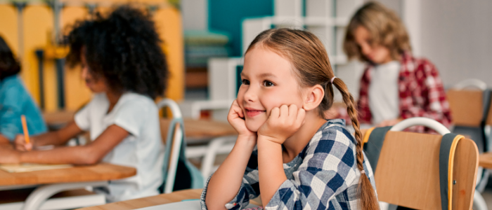 niña sonriente en clase