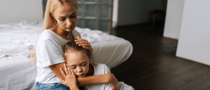 niña triste con su madre