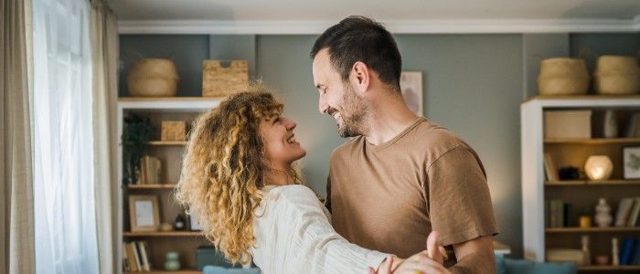 pareja feliz en su hogar