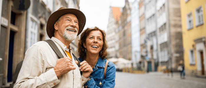pareja feliz y tranquila de viaje