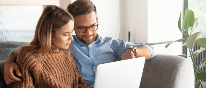 pareja viendo seguros en el ordenador