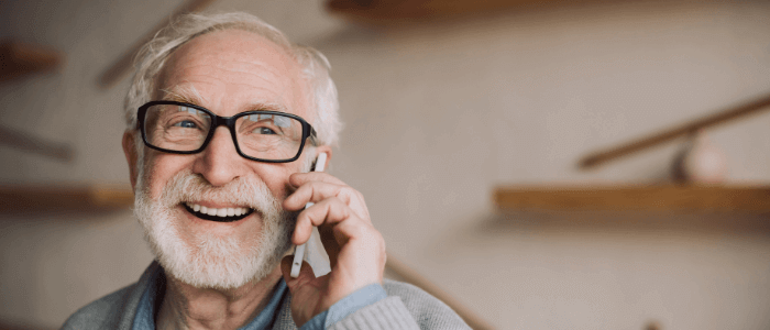 persona mayor sonriente con teléfono móvil