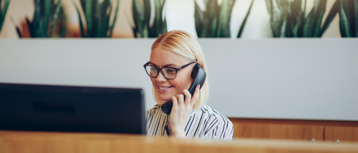 recepcionista atendiendo el telefono de atencion al cliente