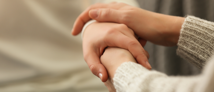 Dar la mano a un ser querido | Bienestar emocional