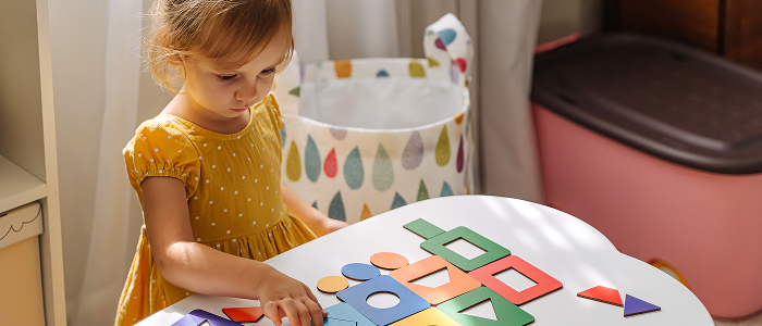 Una niña pequeña jugando con piezas de madera